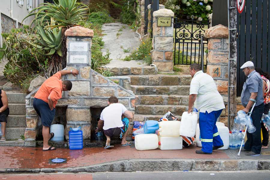 ২০১৮ সাল। ভয়ানক আকার নিয়েছিল কেপ টাউনের খরা পরিস্থিতি। মারাত্মক সমস্যার মুখোমুখি হয়েছিলেন শহরের প্রায় ৪০ লক্ষ বাসিন্দা। ২০১৮-র জানুয়ারি মাসে কেপ টাউন পুরসভা সে বছরেরই ১২ মে তারিখটিকে ‘ডে-জ়িরো’ হিসেবে চিহ্নিত করে। অর্থাৎ, সে দিন থেকে শহরের কোনও কলে আর জল পড়বে না।