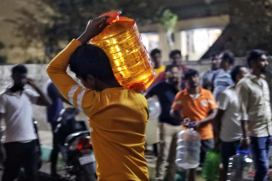 পরিস্থিতি এতটাই ভয়ানক পর্যায়ে পৌঁছেছে যে, এক বালতি জল কিনে আনতে হচ্ছে হাজার-দু’হাজার টাকার বিনিময়ে। কোনও কোনও ক্ষেত্রে সেই দামও ছাপিয়ে যাচ্ছে। গত কয়েক দিন ধরে বেঙ্গালুরুতে এমনই জলযন্ত্রণার ছবি উঠে আসছে।