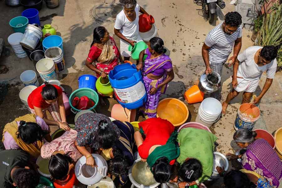 শহরের আনাচকানাচে বহু হ্রদ থাকায় এমন তকমা পেয়েছিল বেঙ্গালুরু। মনে করা হয়, এক সময় শহরে প্রায় ২৮৫টি হ্রদ ছিল। এর মধ্যে প্রাকৃতিক হ্রদের পাশাপাশি বেঙ্গালুরুর প্রতিষ্ঠাতা কেম্পে গৌড়ার নির্দেশে নির্মিত অনেকগুলি জলাধারও ছিল। 
