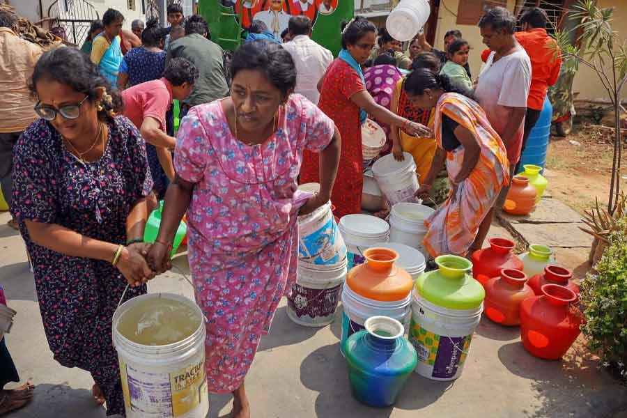 তা হলে কেন এমন অবস্থা হল বেঙ্গালুরুর? বিশেষজ্ঞদের একাংশ মনে করছেন, যে বেঙ্গালুরুতে এক সময় প্রায় ৩০০ হ্রদ ছিল, তার অনেকগুলি বর্তমানে ‘উন্নয়নের জোয়ারে’ বুজে গিয়েছে।