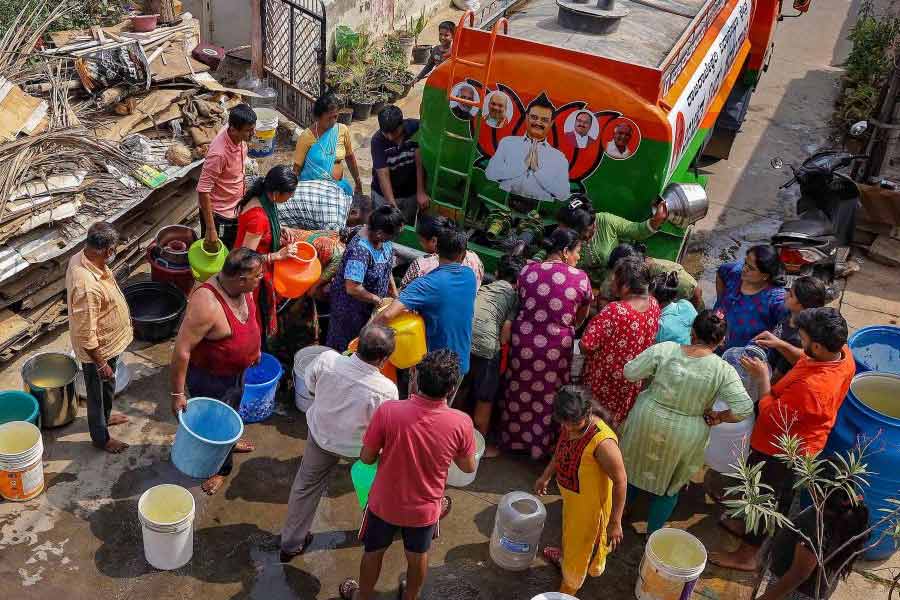 জলস্তরও দিনে দিনে নেমেছে বেঙ্গালুরুর। বিশেষজ্ঞেরা জানাচ্ছেন, কংক্রিটের স্তূপের নীচে চাপা পড়েছে বেঙ্গালুরুর মাটি। ফলে বৃষ্টির জলও মাটির নীচ পর্যন্ত পৌঁছতে পারছে না।