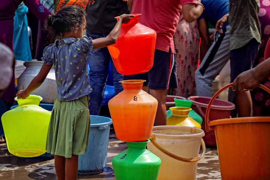  বিশেষজ্ঞেরা উল্লেখ করেছেন, ভূগর্ভস্থ জলস্তর কমে যাওয়ার পাশাপাশি, বেঙ্গালুরুর জল সরবরাহের অব্যবস্থাও এই পরিস্থিতির জন্য দায়ী।
