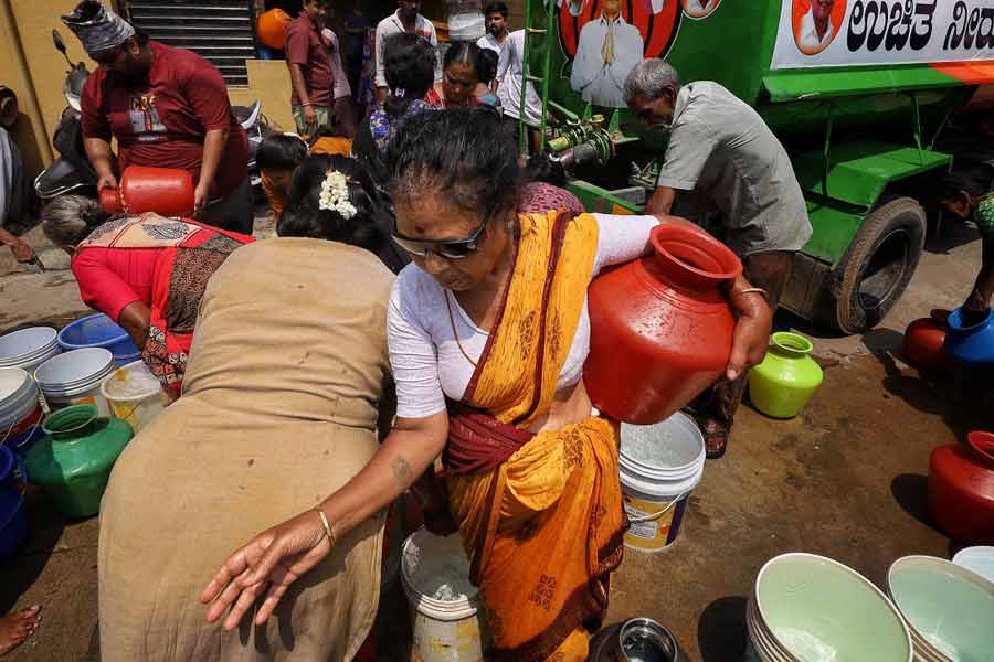 জলস্তর কমে যাওয়ায় বেঙ্গালুরু-সহ কর্নাটকের হাজার হাজার নলকূপের জলও শুকিয়ে গিয়েছে। আর সেই সব কারণ মিলিয়েই এই বিপত্তি হয়েছে বলে মনে করছেন বিশেষজ্ঞেরা।
