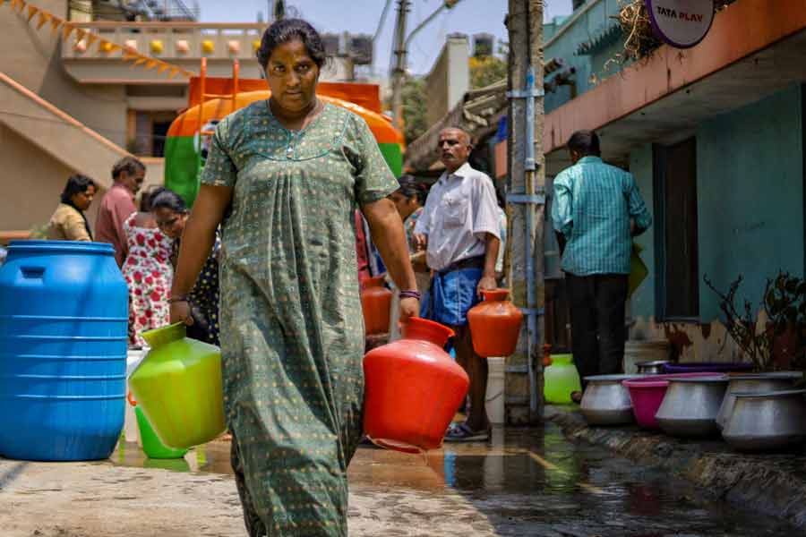 বিশেষজ্ঞেরা জানাচ্ছেন, গ্রীষ্মের মরসুমে বেঙ্গালুরুর জল সমস্যা আরও বৃদ্ধি পাবে। হাহাকার আরও বাড়বে।