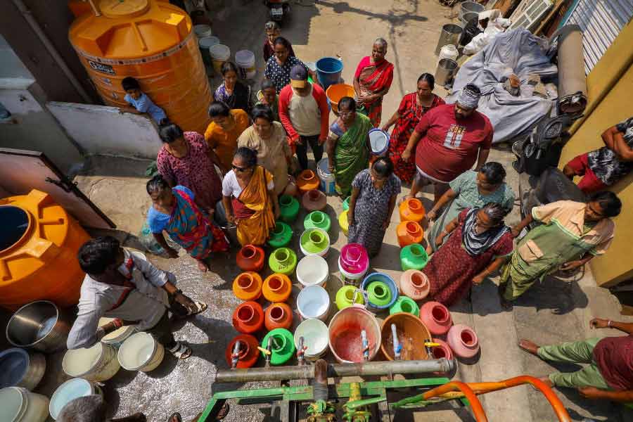 হিসাব বলছে, শুধুমাত্র বেঙ্গালুরুতেই প্রায় ৩০০০ নলকূপের জল শুকিয়ে গিয়েছে। রাজস্ব বিভাগের একটি প্রতিবেদন অনুযায়ী, জল নিয়ে সবচেয়ে বেশি ঝুঁকির মুখে কর্নাটকের তুমাকুরু জেলা। এ ছাড়াও রয়েছে উত্তর কন্নড়ের জেলাগুলি। 