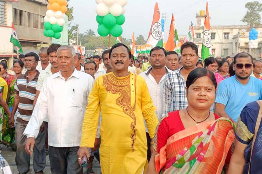 ঘাটাল শহরে তৃণমূল প্রার্থী দেবের রোড শোয় শঙ্কর দোলই।