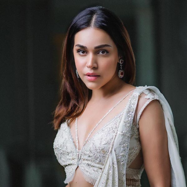 জনপ্রিয় পরিচালক ইমতিয়াজ আলির হাত ধরে বলিপাড়ায় আত্মপ্রকাশ। কেরিয়ারের প্রথম ছবি বলি অভিনেতা রণবীর কপূরের সঙ্গে। ন’বছর ধরে হিন্দি ফিল্মজগতে কাজ করে সদ্য মুক্তিপ্রাপ্ত ‘মামলা লিগাল হ্যায়’ ওয়েব সিরিজ়ে অভিনয় করে রাতারাতি সকলের নজর কেড়েছেন নাইলা গ্রেওয়াল।