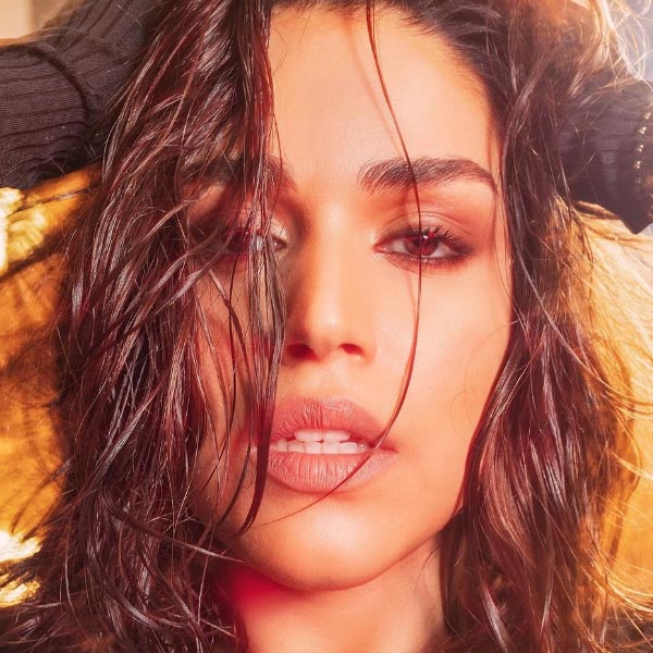 মুম্বই যাওয়ার পর বিভিন্ন নামী সংস্থার বিজ্ঞাপনী প্রচারে অভিনয় করতে দেখা যায় নাইলাকে। ধীরে ধীরে অভিনয়জগতের প্রতিও আগ্রহ জাগে তাঁর। হিন্দি ছবিতে অভিনয় করবেন বলে নানা জায়গায় অডিশন দিতে থাকেন তিনি। অবশেষে ইমতিয়াজ় আলির নজর পড়ে নাইলার উপর।