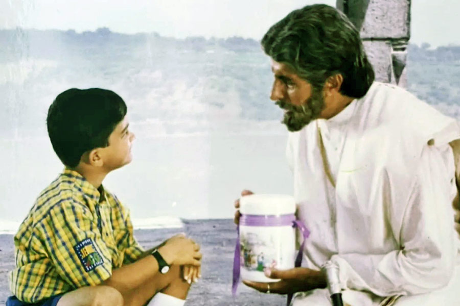 ১৯৯৯ সালে প্রেক্ষাগৃহে মুক্তি পায় ‘সূর্যবংশম’। এই ছবিতে ভানুপ্রতাপ সিংহ এবং হীরা ঠাকুরের চরিত্রে অভিনয় করেন অমিতাভ। 