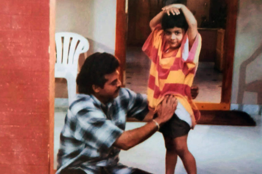 বলিপাড়া সূত্রে খবর, তামিল ছবিটিতেও শিশু অভিনেতা হিসাবে অভিনয় করতে দেখা যায় আনন্দকে।