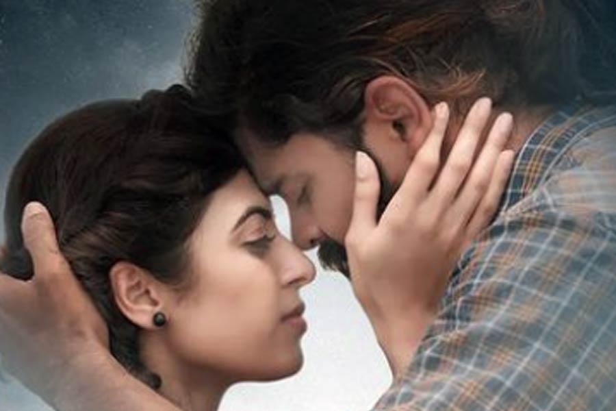 তেলুগু ছবির পাশাপাশি কন্নড় ভাষার ছবিতেও অভিনয় করতে দেখা যায় আনন্দকে। ১৯৯৯ সালে অমিতাভের ‘সূর্যবংশম’ ছবির মাধ্যমে হিন্দি ফিল্মজগতে আত্মপ্রকাশ করেন তিনি। 