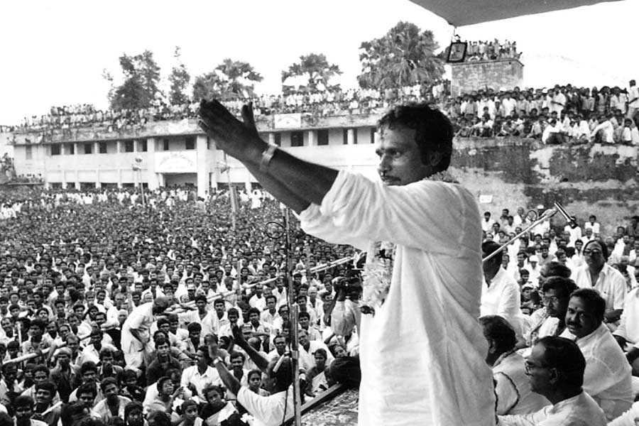 ১৯৯১ সাল। নবগ্রাম বিধানসভা থেকে জাতীয় কংগ্রেসের টিকিটে ভোটে লড়াই করছেন অধীর চৌধুরী। ভোট চলাকালীন একটি বুথে প্রচণ্ড উত্তেজনার সৃষ্টি হয়। সিপিএমের প্রায় ৩০০ কর্মী এবং সমর্থক দৌড়চ্ছেন অধীরের পিছনে। সে বার ভোটের লড়াইয়ে ৩৫ বছরের অধীর হেরেছিলেন ১,৪০১ ভোটে। ১৯৯৬ সালে দ্বিতীয় বারের চেষ্টায় নবগ্রাম থেকে বিধায়ক হন। পাঁচ বছর পর সেই একই আসনে ২০,৩২৯টি ভোটে জয়ী হন অধীর। সে বার গ্রেফতারির আশঙ্কায় প্রকাশ্যে এসে প্রচার করতে পারেননি অধীর। তাঁর রেকর্ড করা বক্তৃতা চালিয়ে এলাকায় ভোট চেয়েছিল কংগ্রেস। ভোট গণনায় দেখা যায়, প্রবল লড়াই করে জিতেছেন অধীর। কিন্তু শপথ নেবেন কী ভাবে? বিধায়ক অধীরকে খুঁজে বেড়াচ্ছে পুলিশ! তাই সোমেন মিত্র কৌশল করে লুকিয়ে বিধানসভায় নিয়ে যান তাঁকে। শপথ নিয়ে জনপ্রতিনিধি হিসেবে পথ চলা শুরু হয় অধীরের।