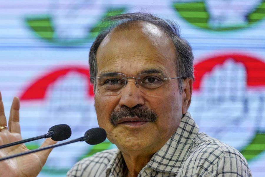 তিনি বরাবরের ‘যোদ্ধা’। পরের যে ঘটনার কথা বলা হবে, তখন তাঁর বয়স ৬৩। ২০১৯ সালের লোকসভা ভোটের সময় তাঁর কেন্দ্রে ভোট কেমন চলছে দেখতে গিয়ে একটি বুথের বাইরে আচমকা দৌড় শুরু করেন বহরমপুরের কংগ্রেস প্রার্থী অধীর। অভিযোগ করেন, মুখ ঢেকে বুথে ছাপ্পা দিতে এসেছিল তৃণমূল আশ্রিত দুষ্কৃতীরা। আর ২০২৪ সালের লোকসভা ভোটে যখন তৃণমূল তাঁর বিরুদ্ধে প্রাক্তন ক্রিকেটার ইউসুফ পাঠানকে গুজরাত থেকে এনে প্রার্থী করেছে, তখন অধীরের নির্ঘোষ, ‘‘আমি তো চেয়েছিলাম মমতা বা অভিষেক কেউ প্রার্থী হবেন!’’ পাশাপাশি অধীরের সংযোজন, ‘‘আমি জানি কী ভাবে লড়াই করে জিততে হয়।’’