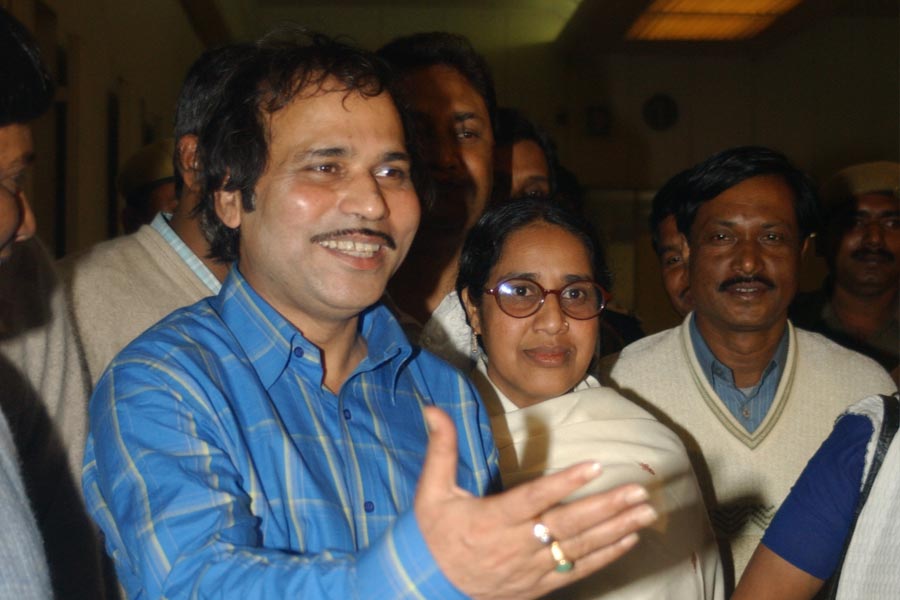 অধীরের জন্ম বহরমপুরে। ১৯৫৬ সালের ২ এপ্রিল। বাবার নাম নিরঞ্জন চৌধুরী। মা সরোজাবালা চৌধুরী। বহরমপুরের স্কুলে পড়তে পড়তেই রাজনীতিতে জড়িয়ে পড়েন অধীর। পড়াশোনা বিশেষ এগোয়নি। কিন্তু রাজনীতির ময়দানে অধীর ছুটেছেন লাগাম দিয়ে। প্রথম জীবনে নকশাল রাজনীতিতে জড়িয়ে পড়েছিলেন। জেলে গিয়েছেন নিতান্তই কিশোর বয়সে। নকশাল আন্দোলনে জড়িয়ে পড়লেও, জেল থেকে ছাড়া পাওয়ার পর যুক্ত হন বামফ্রন্ট শরিক আরএসপি-তে। সেই সময় মুর্শিদাবাদ থেকে বিধায়ক হয়ে রাজ্য মন্ত্রিসভায় জায়গা পেতেন আরএসপি নেতা দেবব্রত বন্দ্যোপাধ্যায়। আরএসপি দলে তাঁর ঘনিষ্ঠ হিসেবেই পরিচিত ছিলেন অধীর। কিন্তু ’৯০-এর দশকের গোড়ায় আরএসপি নেতৃত্বের সঙ্গে বনিবনা না হলে যোগদান করেন কংগ্রেসে। তার পর আর বাংলার রাজনীতিতে পিছন ফিরে তাকাতে হয়নি অধীরকে। একজন সাধারণ কর্মী থেকে পথচলা শুরু করে অধীর বর্তমানে কংগ্রেসের লোকসভার দলনেতা। কিছুটা বেপরোয়া ভাব। হাঁটার মধ্যে ‘কংগ্রেসি চাল’। কথা বলার সময় দু’হাত নেড়ে আক্রমণাত্মক মন্তব্যে থাকে প্রতিপক্ষকে যুক্তিতে উড়িয়ে দেওয়ার তুরীয় মেজাজ। এ হেন পোড়খাওয়া রাজনীতিবিদ যখন-তখন রেগে যান। ঘনিষ্ঠেরা বলেন, ‘‘দাদার মেজাজটাই এমন।’’