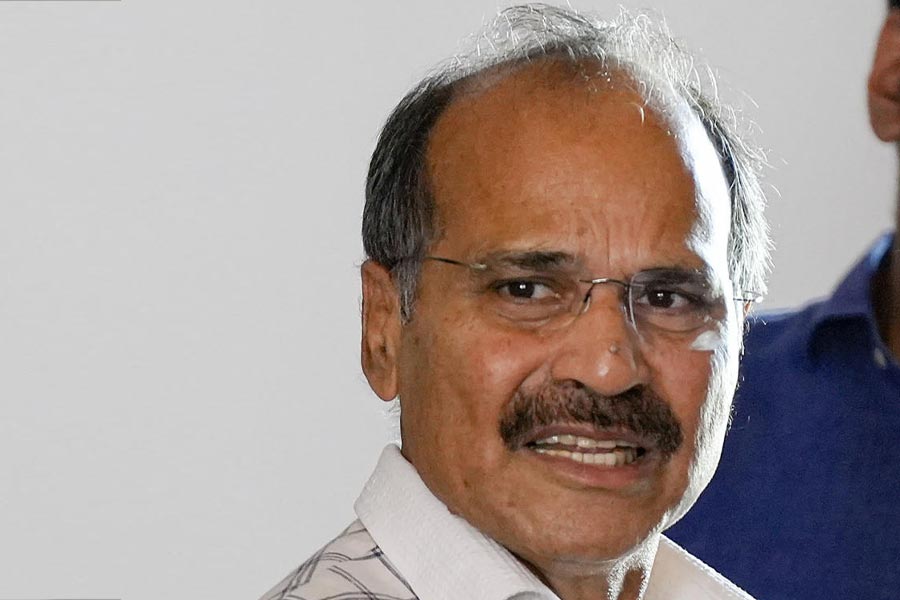 রাজনীতির ময়দানে বিরোধীকে কটাক্ষ এবং আক্রমণ করতে গিয়ে মাঝেমাঝেই ‘বেফাঁস’ মন্তব্য করে বসেন অধীর। চলতি লোকসভা ভোটের প্রেক্ষাপটে যেমন। বাংলায় কংগ্রেসের সঙ্গে তৃণমূলের সঙ্গে জোট ভেস্তে যাওয়ায় প্রদেশ কংগ্রেস সভাপতি অধীরকে দায়ী করেন তৃণমূলের রাজ্যসভার নেতা ডেরেক’ও ব্রায়েন। তাঁর দাবি, বিজেপির কথায় কাজ করেন অধীর। সঙ্গে সঙ্গে ফুঁসে ওঠেন বহরমপুরের সাংসদ। ডেরেককে বলে বসেন ‘বিদেশি’। পরে অবশ্য মাফ চেয়েছেন। একই ভাবে রাষ্ট্রপতি দ্রৌপদী মুর্মুকে ‘রাষ্ট্রপত্নী’ বলেও বিতর্কে জড়িয়েছেন তিনি। তখন অধীরের দাবি ছিল, তিনি এখনও হিন্দি ভাষা ঠিকঠাক আয়ত্ত করতে পারেননি। তাই ‘ভুল’ করে ফেলেছেন এবং তাঁর জন্য রাষ্ট্রপতিকে দুঃখপ্রকাশ করে চিঠিও দিয়েছেন। একটি সাক্ষাৎকারে অধীর বলেন, ‘‘আমি বাংলায় থাকি। দিল্লি এলে শুধু হিন্দি বলি। বাংলায় স্বামী-স্ত্রীকে পতি-পত্নী এই হিসাবে আমরা দেখি। আমি পুরুষ এবং স্ত্রী লিঙ্গ বোঝাতে এমনটা বলেছিলাম। যাই হোক। চিঠি লিখে ক্ষমা চেয়েছি রাষ্ট্রপতির কাছে।’’