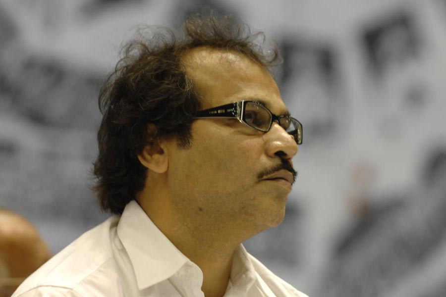 অধীর সাক্ষাৎকারে স্বীকার করে নেন, মাত্র ১৫ বছর বয়সে তাঁর প্রথম জেলযাত্রা হয়। সেটাও আবার খুনের মামলায়। পুলিশের হাত থেকে বাঁচতে গা-ঢাকা দিয়েছিলেন। বোনের বিয়ের দিন আর পালিয়ে পালিয়ে থাকতে পারেননি। বাড়ি গিয়েছিলেন। অগত্যা সেখান থেকে গ্রেফতার। অধীরের নিজের দাবি, অন্তত ১৬টি গুরুতর অভিযোগ রয়েছে তাঁর বিরুদ্ধে। তবে তিনি নির্দোষ। অধীরের দাবি, তিনি অন্যায় দেখলে প্রতিবাদ করবেনই। তা সে কর্তব্যরত পুলিশ অফিসারের চোখে চোখ রেখে কথা বলা হোক, কিংবা সংসদে কঠিন সত্য তুলে ধরা— তিনি ভয় পান না।