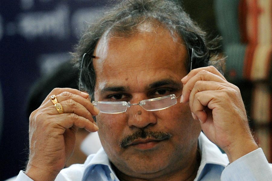 অধীরকে কি তাঁর দলও ভুল বোঝে? সাংসদের বিভিন্ন ইস্যুতে মন্তব্য, ধারালো আক্রমণে কংগ্রেসই অনেক সময় অস্বস্তিতে পড়ে। এমনটা কেন হয়? কখনও প্রাক্তন কেন্দ্রীয় অর্থমন্ত্রী এবং কংগ্রেস নেতা পি চিদম্বরমকে নিয়ে এমন টুইট করেন যে, দলের লোকজনই ঠোক্কর খান। কখনও বিরোধী সাংসদদের সংসদ থেকে সাসপেনশনের প্রতিবাদ করতে গিয়ে এমন কথা বলে বসেন যে, নিজের দলের সাংসদেরাই ঘনিষ্ঠ মহলে এ নিয়ে অসন্তোষ প্রকাশ করেন।