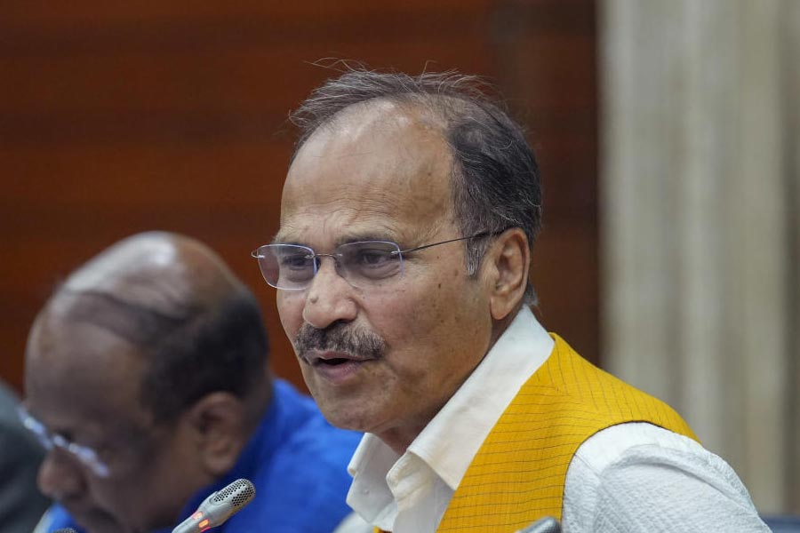 ২০২০ সালের মার্চ মাস। সংসদে অধিবেশন চলাকালীন সাত সাংসদকে সাসপেন্ড করেন স্পিকার। সেই সময় স্পিকারের উদ্দেশে কংগ্রেসের লোকসভার নেতার মন্তব্য, ‘‘জেব কাটরে কো ফাঁসি কে তখ্‌তে পে নহি চড়ায়ে যা সকতা হ্যায়!’’ অধীর বোঝাতে চেয়েছেন, তাঁর দলের সাংসদদের লঘু ‘দোষে’ গুরু দণ্ড দেওয়া হচ্ছে। কিন্তু তার উদাহরণ দিতে গিয়ে তিনি বলে বসেন, ‘পকেটমারদের ফাঁসিতে লটকানো যায় না’। যে মন্তব্যের জন্য দলের সাংসদেরাই তাঁর বিরুদ্ধে সনিয়ার কাছে দরবার করেছিলেন। যদিও অধীর তা স্বীকার করেননি। তাঁর দাবি, এমনটা হয়নি। তিনি তো দলের হয়েই লড়ছিলেন।