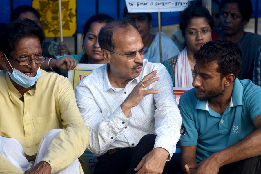 অধীর নিজে বলেন বহরমপুরকে তিনি হাতের তালুর মতো চেনেন। মানুষের পাশে তিনি সব সময় থাকেন। তাঁদের যে কোনও প্রয়োজনে তিনি পাশে থাকেন। কিন্তু উন্নয়ন নিয়েও যুদ্ধ? চলতি বছর জানুয়ারি মাসের ঘটনা। এক রাস্তা। সাংসদ বলছেন, তিনি তৈরি করবেন। বিধায়কের দাবি রাস্তা গড়বেন তিনি। সাংসদ বনাম বিধায়কের এই উন্নয়ন-যুদ্ধে শোরগোল শুরু হয় মুর্শিদাবাদের মরাদিঘি অঞ্চলে। একই রাস্তা তৈরির জন্য শিলান্যাস করেন বহরমপুরের সাংসদ অধীর এবং রেজিনগরের তৃণমূল বিধায়ক রবিউল আলম চৌধুরী। বিধায়ক ‘পরামর্শ’ দিয়েছিলেন, অধীর অন্য কোনও রাস্তার সংস্কার করুন। কিন্তু সাংসদের দাবি, তিনি ওই রাস্তাই করবেন। শেষমেশ শিলান্যাসও করেন।