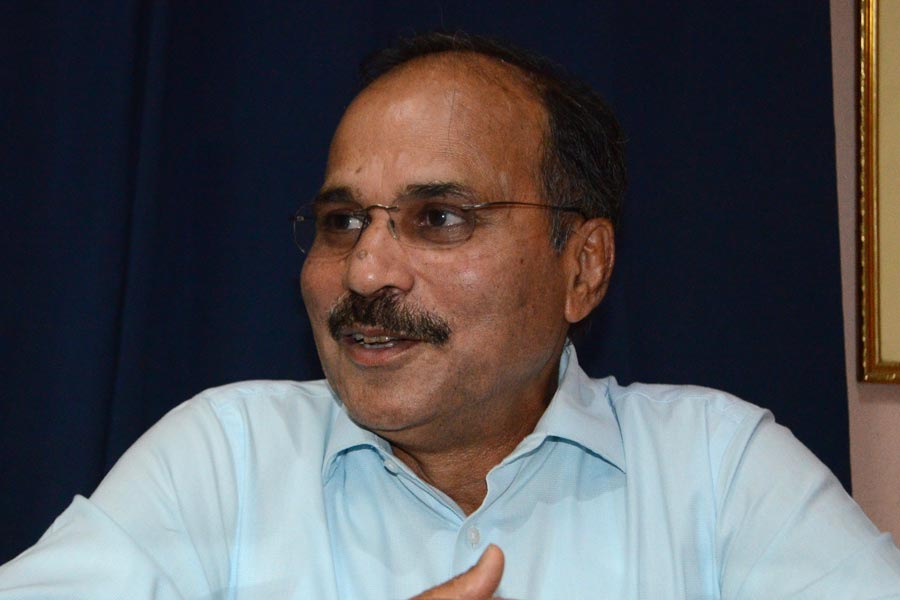 তবে সব সময় তিনি ‘অ্যাংরি ওল্ড ম্যান’ নন। মাঝেমধ্যেই ধরা দেন অন্য ‘অবতারে’। পরনে ফুলশার্ট, ট্রাউজ়ার্স। চোখে চশমা। মাথায় ক্যাপ। মোটরবাইক চালাতে চালাতে দু’হাত ছেড়ে রাস্তার দু’পাশে দাঁড়ানো জনতার উদ্দেশে করজোড়ে প্রণাম করছেন। কখনও দু’হাত মেলে ধরছেন। কখনও বাইকের হ্যান্ডল ছেড়ে আনন্দে হাততালি দিয়ে উঠছেন নিজে। বহরমপুর জাতীয় সড়কের বাইপাসের একটি অংশের উদ্বোধন করে এমনই মেজাজে ধরা দিয়েছিলেন বহরমপুরের সাংসদ। তাই নিয়ে বিতর্ক দানা বাঁধে। এক জন প্রবীণ রাজনীতিবিদ তথা পুরনো জনপ্রতিনিধি কী ভাবে হেলমেট ছাড়া এমন ‘স্টান্ট’ করেন, তা নিয়ে শুরু হয় সমালোচনা। কিন্তু অধীর থাকেন অধীরেই। তাঁর এলাকায় নতুন রাস্তা বলে কথা। একটু ‘সেলিব্রেশন’ হবে না? ঘটনা হল, খেলাধুলোর প্রতি বরাবরই অনুরাগ অধীরের। ক্রিকেট এবং ফুটবল খেলা দেখতে ভালবাসেন তিনি। ইচ্ছে ছিল জীবনে একবার অন্তত মাঠে থেকে ফুটবল বিশ্বকাপ দেখবেন। ২০০৬ সালে জার্মানির বার্লিনে আয়োজিত বিশ্বকাপ ফাইনাল দেখতে যান অধীর। ইতালি বনাম ফ্রান্সের সেই ম্যাচ দেখতে যাওয়ার বন্দোবস্ত করে দেন তৎকালীন কেন্দ্রীয় মন্ত্রী তথা এআইএফএফ-এর তৎকালীন প্রেসিডেন্ট প্রিয়রঞ্জন দাশমুন্সি। কিন্তু বার্লিন পৌঁছে অধীর দেখেন, ম্যাচের টিকিট হারিয়ে ফেলেছেন তিনি। খুব মনখারাপ হয়ে যায় তাঁর। সেই সময় বিশ্বকাপ ফাইনাল দেখতে বার্লিনেই হাজির ছিলেন প্রিয়রঞ্জন। তাঁকে ফোন করে নিজের আক্ষেপের কথা জানান বহরমপুরের সাংসদ। মুশকিল আসান করে দেন প্রিয়রঞ্জন। বিকল্প টিকিটের বন্দোবস্ত করে দিয়ে বিশ্বকাপ ফাইনাল দেখার সুযোগ করে দেন তিনিই। মাঠে গিয়ে বিশ্বকাপ ফাইনাল দেখার স্বপ্নপূরণ হয় অধীরের।