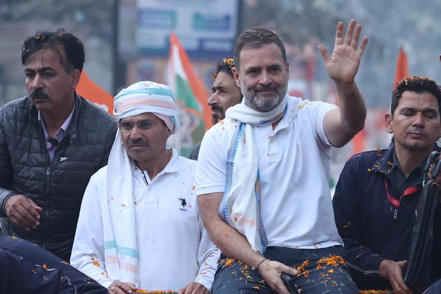 ‘ভারত জোড়ো ন্যায় যাত্রা’ নিয়ে গত ১ ফেব্রুয়ারি কংগ্রেস নেতা রাহুল গান্ধী আসেন মুর্শিদাবাদে। তখনও বাংলায় তৃণমূল এবং কংগ্রেসের জোট নিয়ে আশাবাদী রাহুল নিজে। কংগ্রেস নেতা জয়রাম রমেশ বলছেন, মমতা বন্দ্যোপাধ্যায় ছাড়া ‘ইন্ডিয়া’র কথা তাঁরা ভাবতেই পারেন না। কিন্তু জোট নিয়ে খোদ প্রদেশ কংগ্রেস সভাপতি অধীর ঘোষণা করে দেন, ‘ইন্ডিয়া’ নিয়ে যা বলার বলবেন হাই কমান্ডে। তিনি বলেন, ‘‘জোট আমার সাবজেক্ট নয়।’’ অন্য দিকে, মমতা যখন তাঁর দল তৃণমূলকে বার্তা দিয়েছেন, বহরমপুরে অধীর কোনও ‘ফ্যাক্টর’ নন, পাল্টা বহরমপুরের সাংসদের হুঁশিয়ারি, ‘‘আমি তো লড়াই করে জিতেছি। প্রতিপক্ষকে হারিয়ে বড় হয়েছি। আমি কাউকে পরোয়া করি না। আমি কাজ করে দেখিয়ে দিয়েছি। কংগ্রেস চাইলে সব পারে। আমি লড়াই করতে প্রস্তুত।’’ শেষমেশ চলতি লোকসভা ভোটে জোটের সম্ভাবনায় জল ঢেলে বাংলার ৪২ আসনেই প্রার্থী ঘোষণা করে দিয়েছে তৃণমূল। অধীরের বিরুদ্ধে তৃণমূল প্রার্থী ইউসুফ পাঠান। তবে জয়ের ব্যাপারে আত্মবিশ্বাসী অধীর।