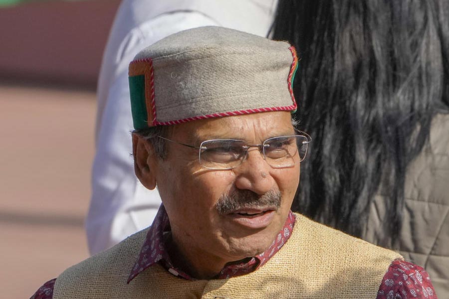 ৫ ফেব্রুয়ারি, ২০২৪। সংসদে লোকসভায় জবাবি ভাষণে সরাসরি প্রধানমন্ত্রী নরেন্দ্র মোদী টিপ্পনী কাটেন কংগ্রেসের লোকসভার নেতা অধীরকে। প্রধানমন্ত্রী কংগ্রেসকে ‘পরিবারতন্ত্র’ নিয়ে আক্রমণ করতে গিয়ে বলেন, ‘‘শক্তিশালী বিপক্ষ খুব জরুরি। কিন্তু এখানে (কংগ্রেসে) পরিবারবাদ প্রধান হয়ে দাঁড়িয়েছে। দেখুন, অধীর চৌধুরীর অবস্থা।’’ হাসতে হাসতে প্রধানমন্ত্রীর সংযোজন, ‘‘আমাদের খড়্গেজি এই সদন থেকে অন্য সদনে ‘শিফ্‌ট’ করে গিয়েছেন। গুলামজি তো পার্টি থেকেই শিফ্‌ট করে গিয়েছেন। একই প্রোডাক্ট বার বার লঞ্চ করে করে কংগ্রেসের দোকানে তালা পড়ার সময় এসে গিয়েছে।’’ কিন্তু অধীর পাল্টা দেবেন না তা কি হয়? প্রধানমন্ত্রীকে পাল্টা ‘কুয়োর ব্যাঙ’ বলে অধীর বলেন, ‘‘প্রধানমন্ত্রী সব কিছু হতে পারলেন। কিন্তু এখনও পর্যন্ত রাষ্ট্রনায়ক হতে পারলেন না। এমন অশোভন বক্তব্য প্রধানমন্ত্রীর কাছে শুনব, সেটা আশা করিনি। আসলে তিনি যেখানে ছিলেন, সেখানেই রয়ে গিয়েছেন। আমরা আশা করেছিলাম, তিনি রাষ্ট্রনায়কের মতো এগোনোর চেষ্টা করবেন। কিন্তু উনি কুয়োর ব্যাঙ হয়ে থাকতে ভালবাসেন।’’