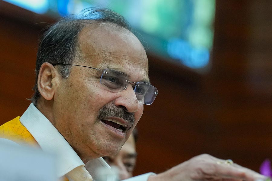 নিয়োগ ‘দুর্নীতি’ থেকে একের পর এক মামলায় কড়া মন্তব্য এবং নির্দেশ দিয়ে তখন চর্চায় কলকাতা হাই কোর্টের বিচারপতি অভিজিৎ গঙ্গোপাধ্যায়। অধীর ভূয়সী প্রশংসা করেন বিচারপতির। সোজা বলে দেন, তাঁকে বাংলার মুখ্যমন্ত্রী হিসাবে দেখতে চান। তাঁর মন্তব্য ছিল, ‘‘আগামী দিনে বিচারপতি অভিজিৎ গঙ্গোপাধ্যায়কে মুখ্যমন্ত্রীর মুখ করে একটি নির্বাচন হোক। সেই নির্বাচন যদি হয়, আমি বিচারপতি গঙ্গোপাধ্যায়কে ভোট দিতে কায়মনোবাক্যে সবার আগে লাইনে দাঁড়াব। বাংলার মানুষ তাঁকে বিশ্বাস করেন, তাঁর উপর ভরসা রয়েছে। এই সব ব্যক্তিত্বকে রাজনীতিতে এনে, রাজ্য পরিচালনার দায়িত্ব দিলে নতুন দিগন্ত খুলে যাবে।’’ তখনই তৃণমূল কটাক্ষ করে বলেছিল, যদি বিজেপিতে যোগ দেন ওই বিচারপতি? তখনও কি তাঁকে সমর্থন করবেন অধীর?