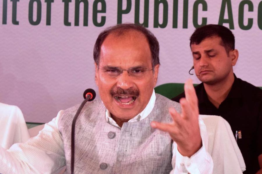 লোকসভা ভোটের সময় হলও তাই। বিচারপতি পদের মেয়াদ শেষ হওয়ার আগে ইস্তফা দিয়ে বিজেপিতে নাম লেখান অভিজিৎ। সঙ্গে সঙ্গে ‘অ্যাংরি’ অধীর প্রতিক্রিয়ায় অভিজিৎকে ‘কাগজের ফেলে দেওয়া ঠোঙা’ বলে কটাক্ষ করেন। প্রদেশ কংগ্রেস সভাপতি এ-ও বলেন, ‘‘অভিজিৎকে আর বিশেষ পাত্তা দেওয়া উচিত নয়।’’ তাঁর সংযোজন, ‘‘গিরগিটি তার রং পাল্টেছে। এটা গিরগিটির দোষ না কি প্রকৃতির, না কি আমাদের চোখের! গাঙ্গুলি সাহেব কি গিরগিটি? না কি আমরা যা দেখি তা ভুল। কোনটা?’’ কার্যত বিস্মিত, ক্ষুব্ধ দেখায় অধীরকে।