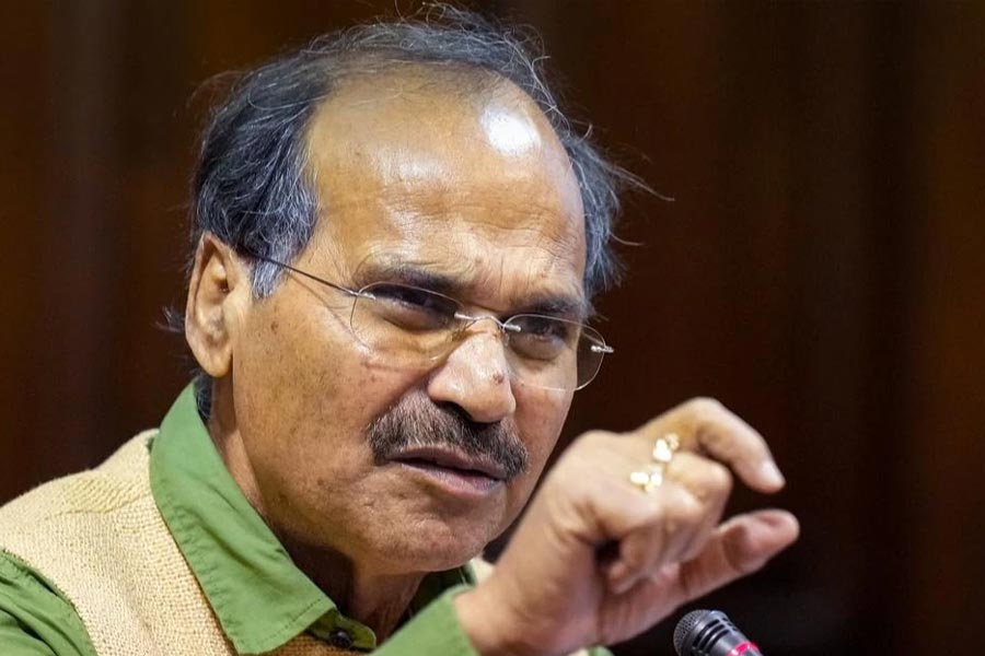 তৃণমূল প্রার্থিতালিকা ঘোষণার পরে কংগ্রেস নেতা জয়রাম রমেশের প্রতিক্রিয়া ছিল একতরফা প্রার্থিতালিকা ঘোষণা করা ঠিক হয়নি তৃণমূলের। বস্তুত, শুরু থেকে বিজেপি-বিরোধী জোটে মমতা বন্দ্যোপাধ্যায়-অভিষেক বন্দ্যোপাধ্যায়কে পাশে পাবেন বলে আশাবাদী ছিলেন জয়রাম। তৃণমূলনেত্রী মমতা যখন জানিয়েই দিয়েছেন যে বাংলায় তাঁরা একা লড়াই করবেন, তখনও জোটের আশা দেখেছেন রমেশ। অধীর আবার শুরু থেকেই মমতার বিরুদ্ধে আক্রমণাত্মক ছিলেন। তৃণমূল প্রার্থিতালিকা ঘোষণার পরে কংগ্রেস নেতা জয়রামের প্রতিক্রিয়া ছিল, একতরফা প্রার্থিতালিকা ঘোষণা করা ঠিক হয়নি। তখন আর জয়রামকে বিঁধতে ছাড়েননি অধীর। দলীয় নেতার উদ্দেশে তাঁর মন্তব্য ছিল, ‘‘এত দিনে ওঁর দিব্যচক্ষু খুলেছে।’’