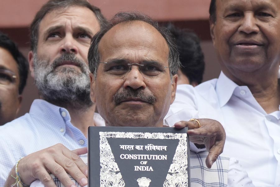 বাংলায় তৃণমূলের সঙ্গে জোট ভেস্তে গিয়েছে। এ বার আর রয়েসয়ে নয়, সরাসরি মমতাকে আক্রমণ শুরু করেন অধীর। তিনি মন্তব্য করেন, “মমতা বন্দ্যোপাধ্যায়ের ভয় যে উনি যদি ইন্ডিয়া জোটের সঙ্গে থাকেন, তবে তাঁকে প্রধানমন্ত্রী মোদীর বিরুদ্ধে লড়তে হবে। আর তার পরই উনি (প্রধানমন্ত্রী মোদী) বার বার ইডি-সিবিআইয়ের কাছে পাঠাবেন। এতে বিপদের মুখে পড়বে তৃণমূল। প্রধানমন্ত্রী যাতে অখুশি না হন, সেই কারণেই মমতা এই জোট থেকে নিজেকে আলাদা করে নেওয়া শ্রেয় বলে মনে করেছেন।” তাঁর বিরুদ্ধে তৃণমূলের প্রার্থী প্রসঙ্গে অধীরের দাবি, তাঁকে সরানোই লক্ষ্য মমতাদের। অধীরের মন্তব্য, ‘‘বহরমপুর লোকসভা কেন্দ্রে তৃণমূল কোনও না কোনও মুসলমান প্রার্থী দাঁড় করিয়ে সংখ্যালঘু ভোটের বিভাজন ঘটাতে চাইছে। লক্ষ্য একটাই, অধীরকে হারাও। মমতা বন্দ্যোপাধ্যায়, ইউসুফ পাঠানকে সম্মান দিতে কি জানেন আপনি? যদি চাইতেন তা হলে কেন কিছু দিন আগে যখন রাজ্যসভার ভোট হল ইউসুফকে এ বাংলা থেকে প্রার্থী করে পাঠালেন না?”