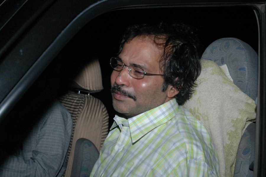 অধীরের ব্যক্তিগত জীবনও ঘাতপ্রতিঘাতে ভরা। ১৯৮৭ সালে তিনি বিবাহ করেন অর্পিতা চৌধুরীকে। তাঁদের একটি কন্যাসন্তান ছিল। অধীরই তাঁর নাম দিয়েছিলেন শ্রেয়সী। ২০০৬ সালে কলকাতার এক বহুতল থেকে ঝাঁপ দিয়ে আত্মঘাতী হন শ্রেয়সী। পিতা অধীর মানসিক ভাবে ভেঙে পড়েন। সতীর্থদের চেষ্টায় ফের স্বাভাবিক জীবনে ফিরেছেন বহরমপুরের সাংসদ। তাঁর প্রথম স্ত্রী ২০১৯ সালের ৯ জানুয়ারি প্রয়াত হয়েছেন।