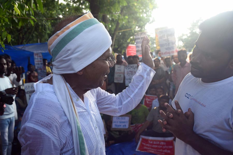 ১৯৯৯ সাল থেকে টানা পাঁচ বারের সাংসদ অধীর। বহরমপুরের সেই ‘অপরাজেয়’কে তৃণমূলনেত্রী বলছেন কোনও ‘ফ্যাক্টর’ নন। ২০১৯ সালের লোকসভা ভোটে বহরমপুর থেকে জিতে বাংলা থেকে কংগ্রেসের একমাত্র সাংসদ ছিলেন অধীর। সংসদের বাইরে প্রধানমন্ত্রী নরেন্দ্র মোদীই ‘মুগ্ধতা’ প্রকাশ করে পিঠ চাপড়ে দিয়ে বলেছিলেন, ‘‘দাদা, ফাইটার।’’ যুদ্ধেই আছেন অধীর। এবং লক্ষ্য একটাই, ষষ্ঠ বারের জয় দিয়ে ‘গড়’ রক্ষা করা।