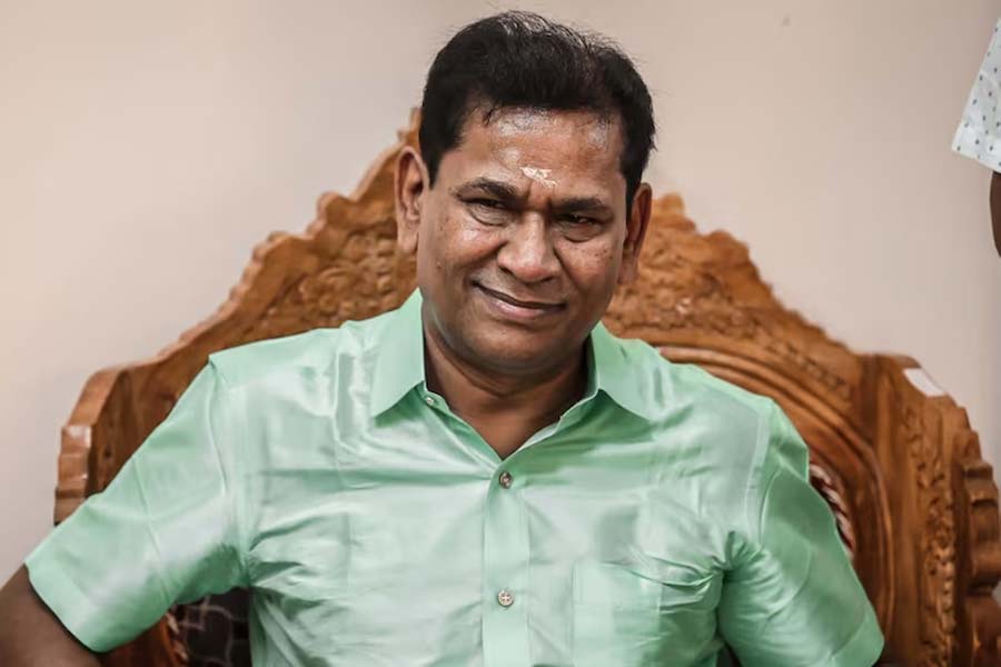 সেই বন্ডের ক্রেতা এবং প্রাপক দলের লম্বা তালিকা ওয়েবসাইটে প্রকাশও করে দেওয়া হয়েছে। তালিকা খতিয়ে দেখা যাচ্ছে, বন্ড কেনায় শীর্ষে রয়েছে বিতর্কিত লটারি ব্যবসায়ী মার্টিন সান্তিয়াগোর সংস্থা ‘ফিউচার গেমিং অ্যান্ড হোটেল সার্ভিসেস’। তারা কিনেছে মোট ১,৩৬৮ কোটি টাকার নির্বাচনী বন্ড।  