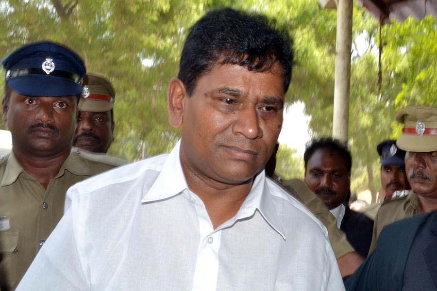 বন্ড কেনায় শীর্ষস্থান দখল করা লটারি ব্যবসায়ী সান্তিয়াগো নানা কারণে বার বার সংবাদ শিরোনামে থেকেছেন। ব্যবসায়ী মহলে তিনি ‘লটারি কিং’ নামে সমধিক পরিচিত।