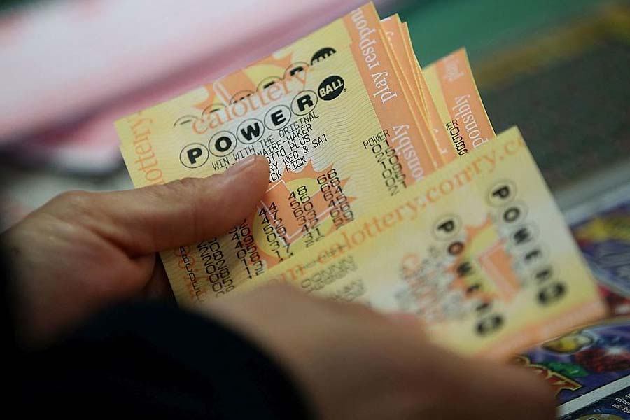 ২০০৩ সালে তামিলনাড়ুর তৎকালীন মুখ্যমন্ত্রী, অধুনা প্রয়াত জয়ললিতা রাজ্যে লটারি নিষিদ্ধ করেন। তখন পার্শ্ববর্তী দুই রাজ্য কর্নাটক এবং কেরলে ব্যবসা সরিয়ে নিয়ে যান সান্তিয়াগো।