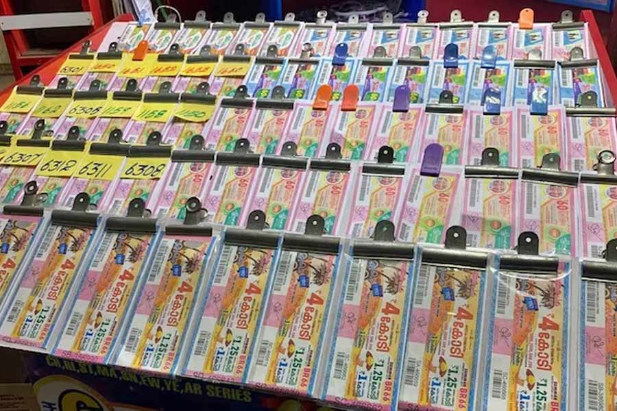 নাগাল্যান্ড এবং সিকিমের বিখ্যাত ‘ডিয়ার লটারি’র একমাত্র ডিস্ট্রিবিউটার সান্তিয়াগোর সংস্থা। গোটা দেশে এক হাজার জনেরও বেশি কর্মচারী এই সংস্থায় কাজ করেন। পশ্চিমবঙ্গ-সহ দেশের যে ১৩টি রাজ্যে লটারি আইনি ভাবে বৈধ, সেখানে ব্যবসা করে সান্তিয়াগোর সংস্থা।