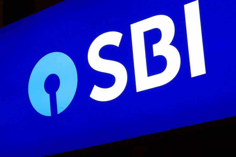 নরেন্দ্র মোদীর জমানায় পরিচয় এবং অর্থের অঙ্ক গোপন রেখে রাজনৈতিক দলগুলিকে চাঁদা দেওয়ার সুবিধা দেওয়া হয়েছিল নির্বাচনী বন্ডে। সেই ব্যবস্থার দায়িত্বে ছিল এসবিআই। 