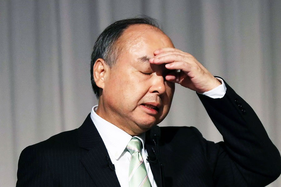 ১৯৮১ সালে বিনিয়োগকারী সংস্থা ‘সফ্‌টব্যাঙ্ক’ প্রতিষ্ঠা করেন মাসায়োশি। সেই থেকে তাঁর উত্থান শুরু। নব্বইয়ের দশকে উন্নতির শীর্ষে পৌঁছে যায় তাঁর সংস্থা। বৃদ্ধি পেতে থাকে আয়।