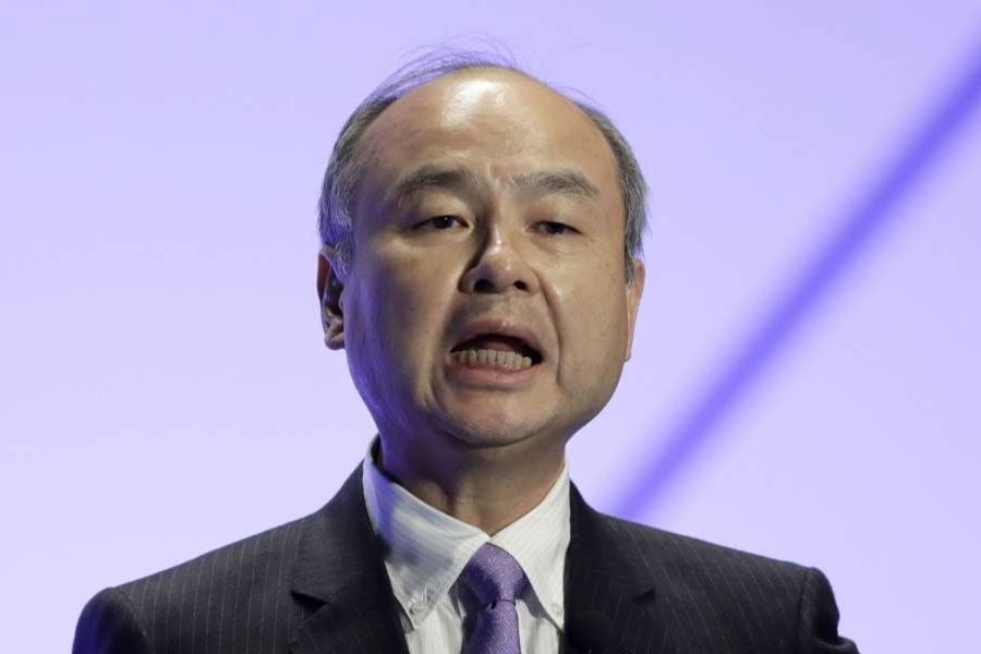 ১৯৯৯ সালের শেষের দিকে শেয়ার বাজারে ‘ডট কম’ বিপর্যয়ের কারণে বিভিন্ন সংস্থা ক্ষতির মুখে পড়ে। সেই তালিকায় ছিল সফ্‌টব্যাঙ্কও। গোষ্ঠীর বাজারদর দু’মাসে ৭৫ শতাংশ কমে যায়।