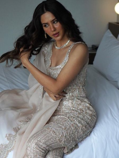 You can also copy these stylish looks of Sonam Bajwa dgtl