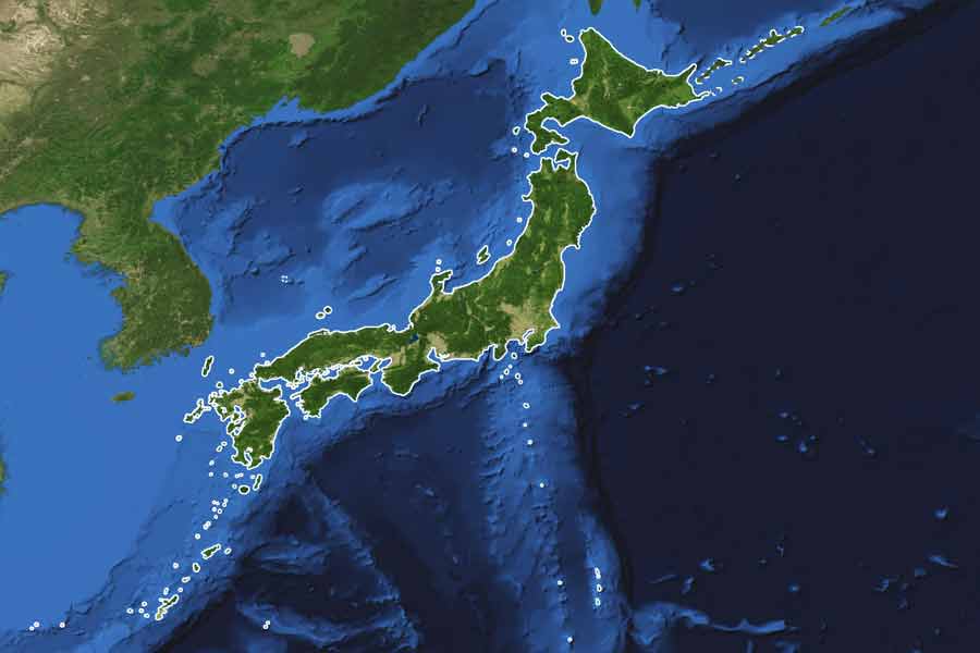 ইরিয়োমোতে দ্বীপে যাতায়াতের বিশেষ কোনও সুবিধা নেই। বিমান ওঠানামার জন্য আলাদা করে এয়ারস্ট্রিপ বানানো হয়নি এই দ্বীপে। ইশিগাকি দ্বীপ থেকে ফেরির মাধ্যমে ইরিয়োমোতে দ্বীপে পৌঁছে যাওয়া যায়।