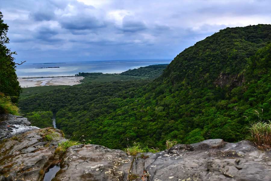 ইরিয়োমোতে দ্বীপের অর্থনীতি পর্যটননির্ভর হলেও তার একাংশ নির্ভর করে চাষবাসের উপরেও। এখানে উন্নত মানের আনারস, আম এবং আখ চাষ হয়।