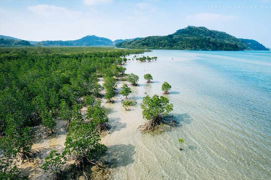 ১৯৭২ সাল পর্যন্ত ইরিয়োমোতে দ্বীপ আমেরিকার দখলে ছিল। পরে সেই বছর জুন মাসে তা জাপানের অন্তর্গত হয়। স্থানীয়দের মতে, এই দ্বীপের উপকূলবর্তী এলাকার কাছে সমুদ্রের ৩৫০ মিটার গভীরে একটি ডুবোজাহাজ থাকতে পারে বলে ১৯৯৫ সালে ডুবুরিরা সন্ধান চালান।