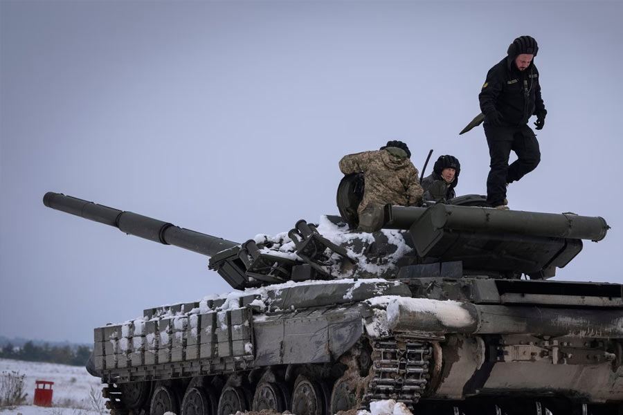রাশিয়া এবং ইউক্রেনের মধ্যে যুদ্ধ বাধলেও, তা আলোচনার বস্তু হয়ে উঠেছিল পৃথিবীর বাকি দেশগুলির কাছে। রাষ্ট্রপুঞ্জেও সেই যুদ্ধ নিয়ে বার বার আলোচনা হয়েছে। প্রত্যক্ষ ভাবে না হলেও যুদ্ধাস্ত্র দিয়ে পরোক্ষ ভাবে দু’দেশকেই সমর্থন করেছে অনেক দেশ।