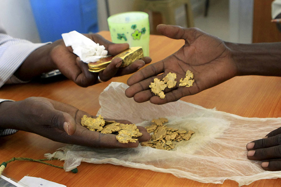 সুদানের সবচেয়ে দামি প্রাকৃতিক সম্পদ সোনা। রাশিয়ার বিরুদ্ধে অভিযোগ, সেই সম্পদই লুট করছে তারা। সেই সোনার টাকাই ইউক্রেনের বিরুদ্ধে যুদ্ধে কাজে লাগাচ্ছে ক্রেমলিন।