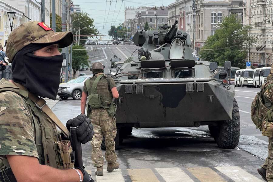 রাশিয়ার সেই পরিকল্পনা বানচাল করতেই নাকি এবার সুদানের পাশে দাঁড়িয়েছে ইউক্রেন। বিভিন্ন প্রতিবেদন অনুযায়ী, সুদানে ওয়াগনার সমর্থিত বিদ্রোহীদের বিরুদ্ধে অভিযানও চালিয়েছে ইউক্রেনীয় সেনা।