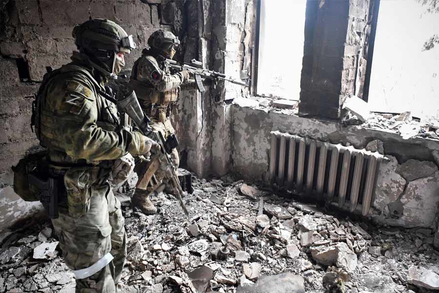 প্রতিবেদন অনুযায়ী,,বিদ্রোহীদের দমনে এ বার সুদানকে সাহায্যের হাত বাড়িয়ে দিয়েছে ইউক্রেন। ইউক্রেনের সেনা ২০২৩-এর অগস্টের মাঝামাঝি সুদানে এসেছিল। খার্তুম থেকে বিদ্রোহী বাহিনীকে পরাস্ত্র করার যুদ্ধে যোগ দিয়েছিল।  