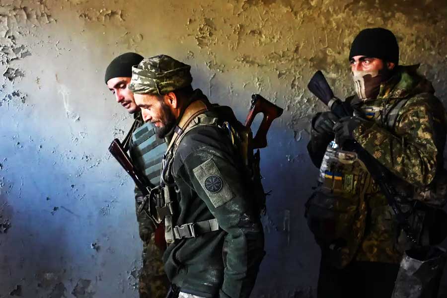 তাই এখন যদি সুদানের যুদ্ধে ইউক্রেনের প্রত্যক্ষ যোগাযোগের বিষয়টি প্রকাশ্যে আসে, তা হলে আমেরিকার সঙ্গে তাদের সম্পর্ক খারাপ হতে পারে। আর সেই কারণেই সুদানের যুদ্ধে তাদের যোগের কথা ইউক্রেন অস্বীকার করছে বলে মনে করছেন বিশেষজ্ঞদের একাংশ।