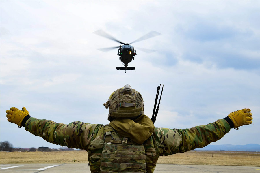 সূত্রের এ-ও খবর, সেই বৈঠকে সুদানের নিরাপত্তা সমস্যা এবং রাশিয়ার সমর্থনপুষ্ট বিদ্রোহী দলগুলিকে নিয়ে আলোচনা হয় দু’পক্ষের। এর পরেই ইউক্রেন সে দেশে সাহায্যের হাত বাড়িয়ে দিয়েছে বলে মনে করছেন অনেকে।