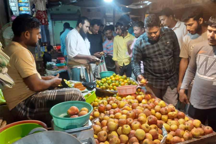 People worried about high price of fruits on Month of Ramzan